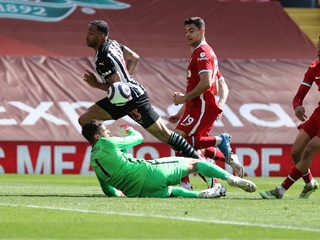 Callum Wilson a jeho ruka, po ktorej mu neuznali gól v zápase Liverpool - Newcastle.