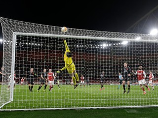 Ondřej Kolář (Slavia Praha) predvádza zákrok na Emirates Stadium proti Arsenal Londýn.