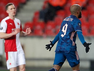 Alexandre Lacazette strieľa gól v zápase proti Slavii Praha. 