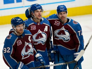Hráči Colorado Avalanche - Gabriel Landeskog, Mikko Rantanen, Joonas Donskoi.