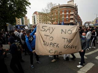 Anglické kluby na protesty fanúšikov zareagovali a zo  projektu Európskej Superligy odstúpili. 