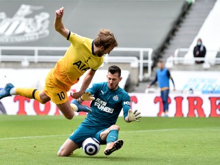 Útočník Tottenhamu Harry Kane sa snaží prekonať slovenského brankára Martina Dúbravku.