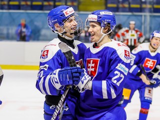 Juraj Slafkovský (vľavo) a Andrej Kollár sa tešia z víťazstva. 