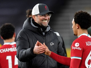 Tréner Liverpool FC Jürgen Klopp a Trent Alexander-Arnold.