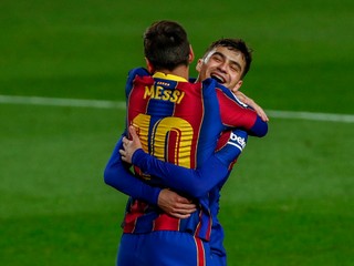 Lionel Messi v objatí s Pedrim. 