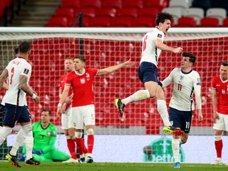 Harry Maguire oslavuje gól proti Poľsku.