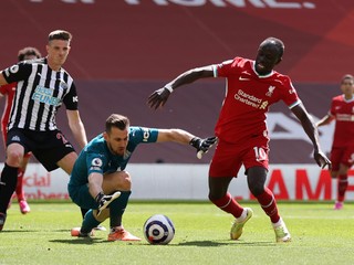 Martin Dúbravka a pred ním Sadio Mané v zápase Liverpool FC - Newcastle United.