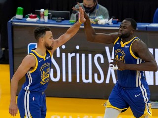 Stephen Curry (vľavo) a Draymond Green.