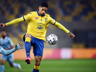 Eric Ramírez dáva góly ako na bežiacom páse.