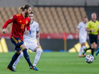 Sergio Ramos (vľavo) v zápase Španielsko - Kosovo.