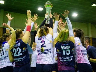 Hráčky VK Slávia EU Bratislava sa tešia s trofejou po zisku majstrovského titulu.