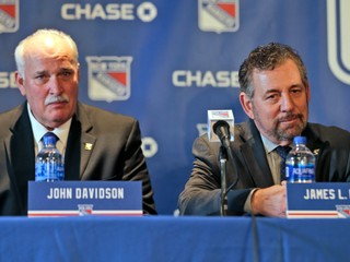 John Davidson a James Dolan, šéfovia vedenia klubu NHL New York Rangers.