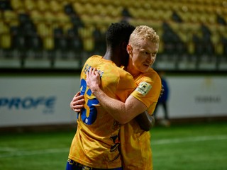 Alieu Fadera (vľavo) a James Weir v drese FK Pohronie.