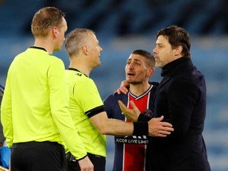 Rozhodca Bjorn Kuipers (druhý zľava) upokojuje trénera PSG Mauricia Pochettina.