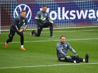 Brankári nemeckej futbalovej reprezentácie Manuel Neuer (v popredí), Marc-André ter Stegen (vpravo) a Bernd Leno (vľavo).