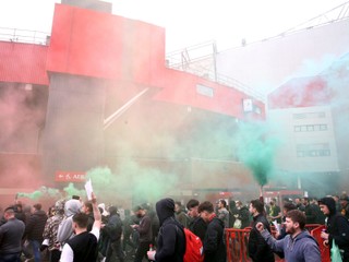 Fanúšikovia Manchester United pred Old Trafford.