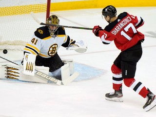 Jaroslav Halák v zápase NHL Boston Bruins - New Jersey Devils.