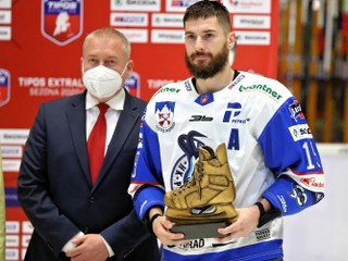 Dávid Skokan s trofejou Zlatá korčuľa pre najužitočnejšieho hráča play off Tipos Extraligy.
