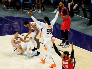 Radosť hráčov Pheonix Suns.