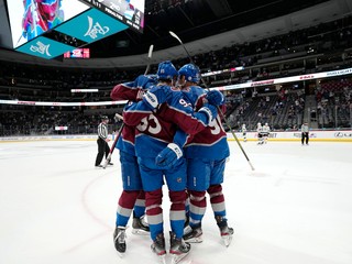 Radosť hráčov tímu NHL Colorado Avalanche.