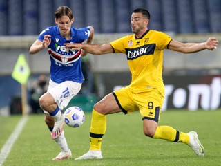 Momentka zo zápasu Sampdoria Janov - FC Parma. V súboji Kristoffer Askildsen a Graziano Pellè.