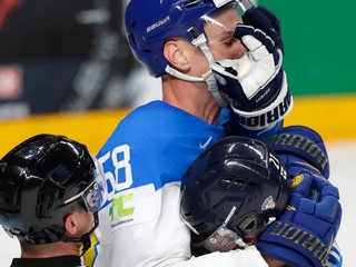 Viktor Svedberg a Jere Innala v zápase Kazachstan - Finsko na MS v hokeji 2021.