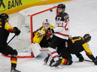 Kanaďan Michael Bunting a brankár Nemecka Mathias Niederberger na MS v hokeji 2021.