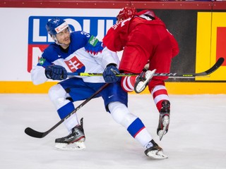 Peter Cehlárik a Arťom Švec - Rogovoj v zápase Slovensko - Rusko na MS v hokeji 2021.