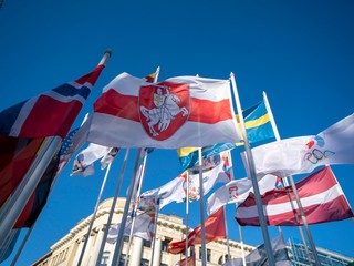 Vlajky účastníkov MS v hokeji 2021 v Rige. Bielorusku vymenil vlajku za historickú.