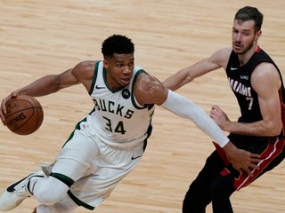 Giannis Antetokounmpo a Goran Dragič v zápase NBA Milwaukee Bucks - Miami Heat.
