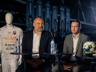 Prezident SZH Jaroslav Holeša a tréner mužskej reprezentácie Peter Kukučka sledovali žreb základných skupín na ME 2022 zo štúdia v Bratislave.
