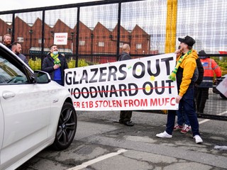 Protest fanúšikov Manchestru United pred zápasom s Liverpoolom. 
