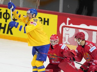 Švéd Carl Klingberg v zápase proti Bielorusku na MS v hokeji 2021.