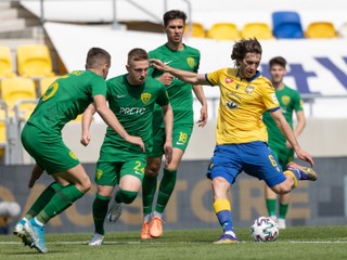 Andrija Balič v obkľúčení žilinských hráčov.