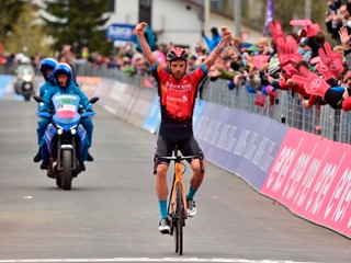 Víťazné gesto talianskeho cyklistu Damiana Carusa. 