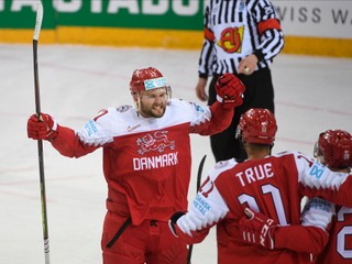 Radosť hráčov Dánska v zápase proti Švédsku na MS v hokeji 2021. 