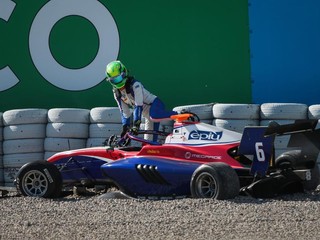 David Schumacher skončil v pretekoch F3 vo zvodidlách. 