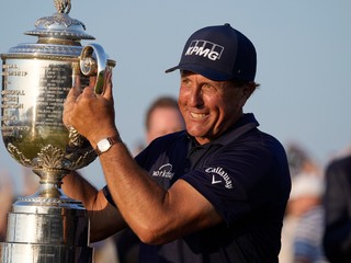 Američan Phil Mickelson po triumfe na PGA Championship.