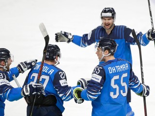 Radosť fínskych hokejistov po výhre nad Nórskom.