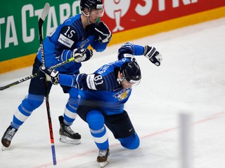 Iiro Pakarinen strieľa gól v zápase Fínsko - USA na MS v hokeji 2021.