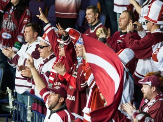 Lotyšskí hokejoví fanúšikovia zvyknú v hojnom počte cestovať na každý svetový šampionát. Doma však budú v hľadisku chýbať.