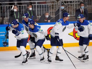 Hokejisti Kazachstanu v zápase proti Lotyšsku na MS v hokeji 2021. 