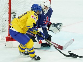 Britský brankár Bowns robil čo mohol, no výhru Švédov neodvrátil.