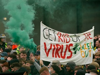 Nahnevaní fanúšikovia Manchestru United pred zápasom s Liverpoolom.