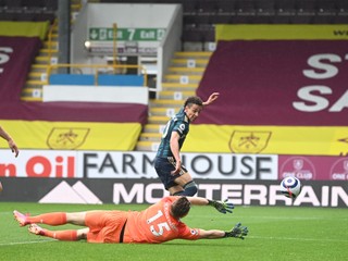 Rodrigo z Leeds United strieľa gól proti Burnley.