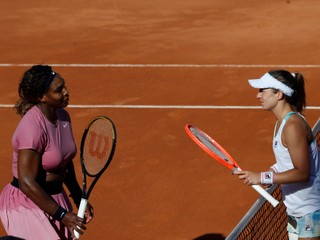 Argentínčanka Nadia Podoroska (vpravo) zdolala na turnaji v Ríme Serenu Williamsovú. 