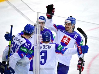 Slovenskí hokejisti dávajú gól Dánsku na MS v hokeji 2021. 