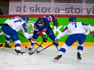 Marián Studenič (vľavo) a Mário Grman (vpravo) v zápase Slovensko - Veľká Británia na MS v hokeji 2021.
