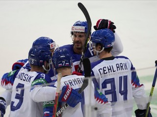 Slovenskí hokejisti sa tešia z gólu. 