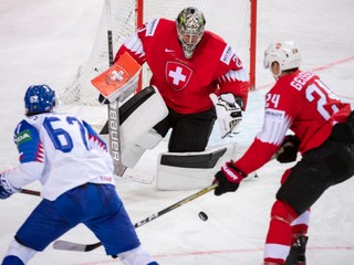 Marián Studenič  pred brankárom Retom Berrom v zápase Slovensko - Švajčiarsko na MS v hokeji.